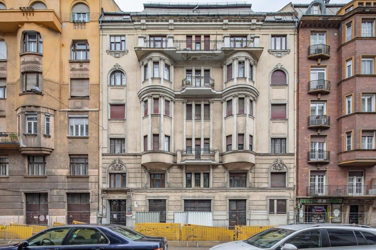 Large And Comfy Апартаменти *