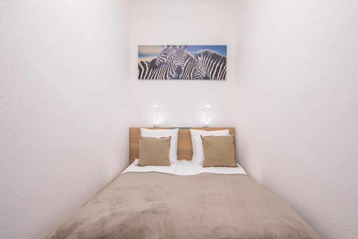 Апартаменти Large And Comfy *